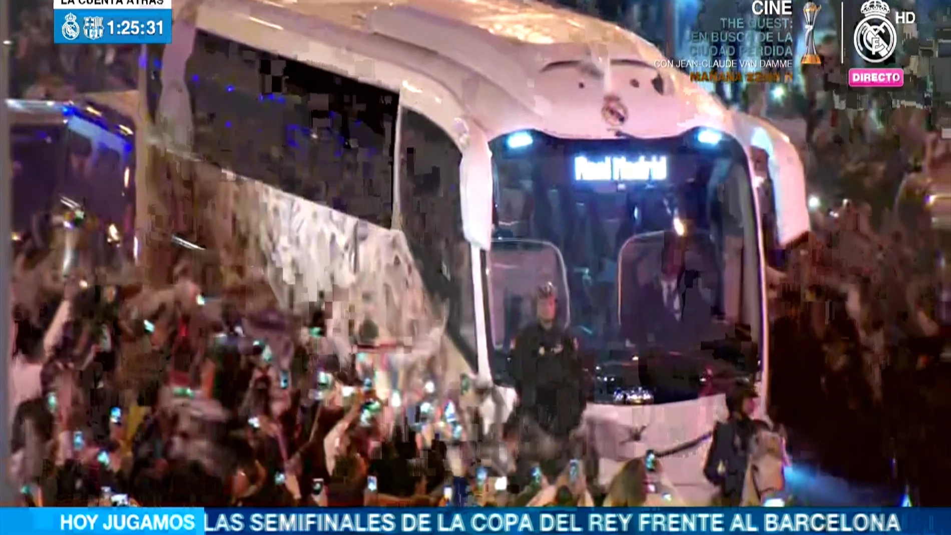El autobús del Madrid llegando al Bernabéu