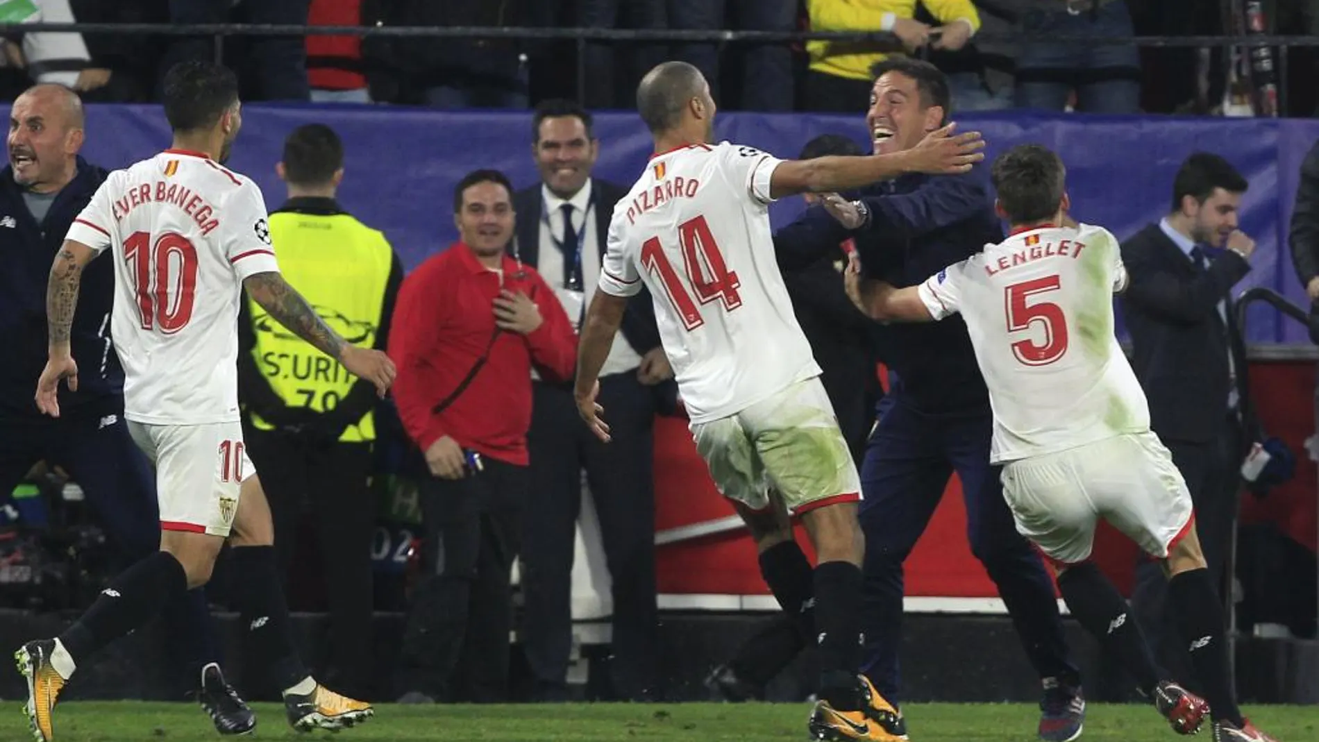 Tras el gol del empate, los jugadores del Sevilla fueron a celebrarlo con Berizzo