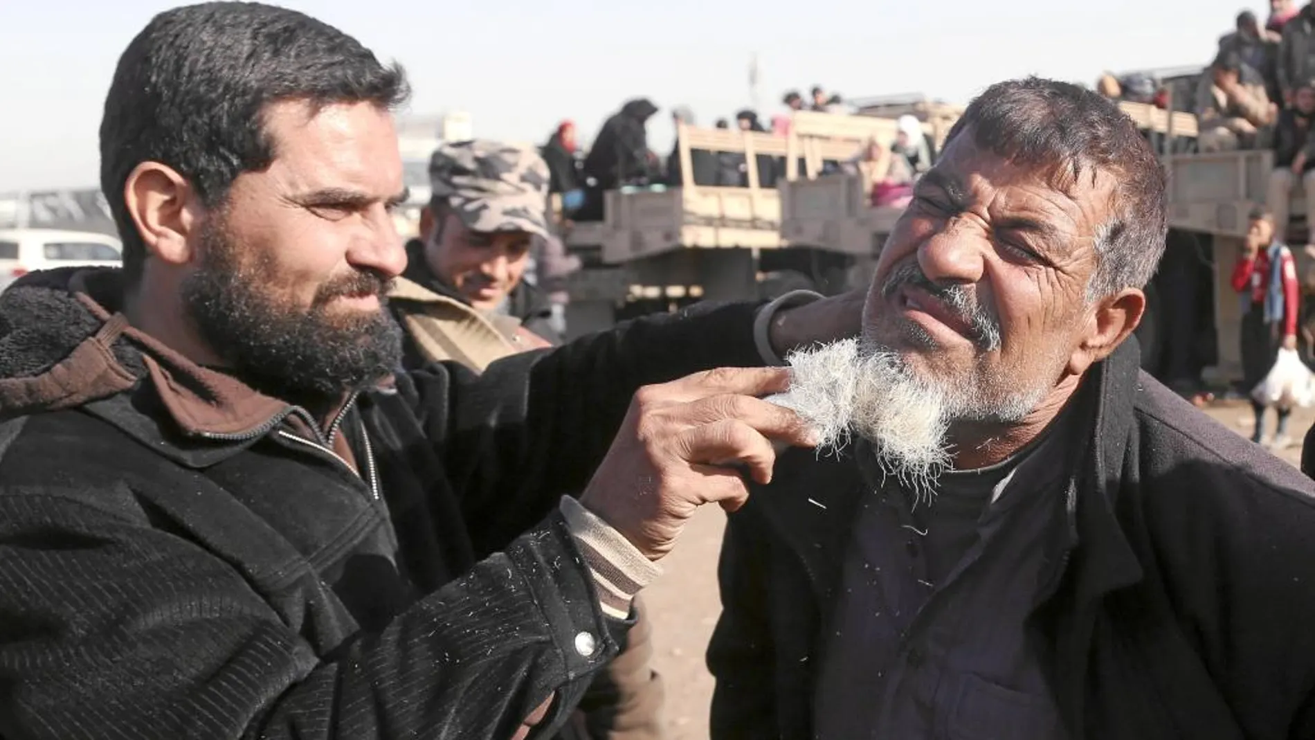 Mosul todavía está en manos del Estado Islámico, pero los vecinos iraquíes que han conseguido escapar se apresuran a afeitarse las barbas que los yihadistas les impusieron en los dos años de cautiverio¡
