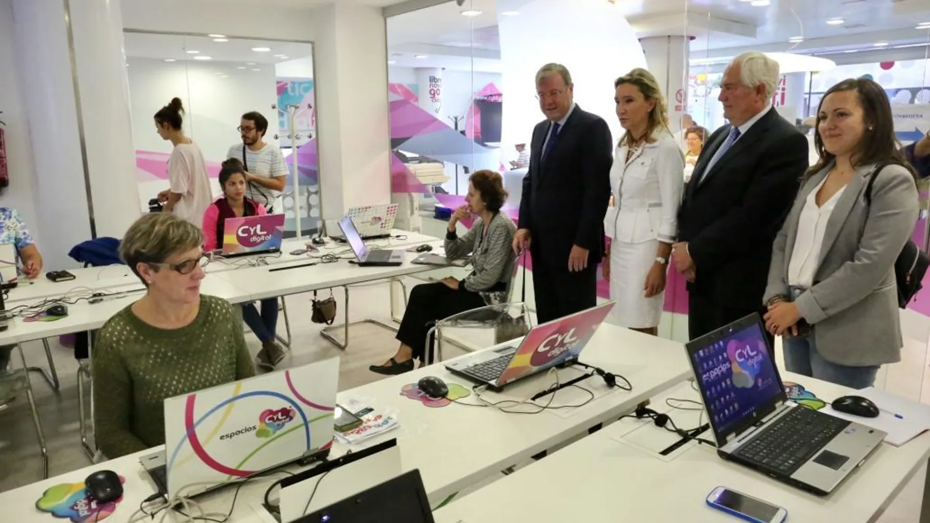 El alcalde Antonio Silván visita junto a María Victoria Seco el taller de alfabetización digital que se desarrolla en el Espacio CyL digital de la capital leonesa
