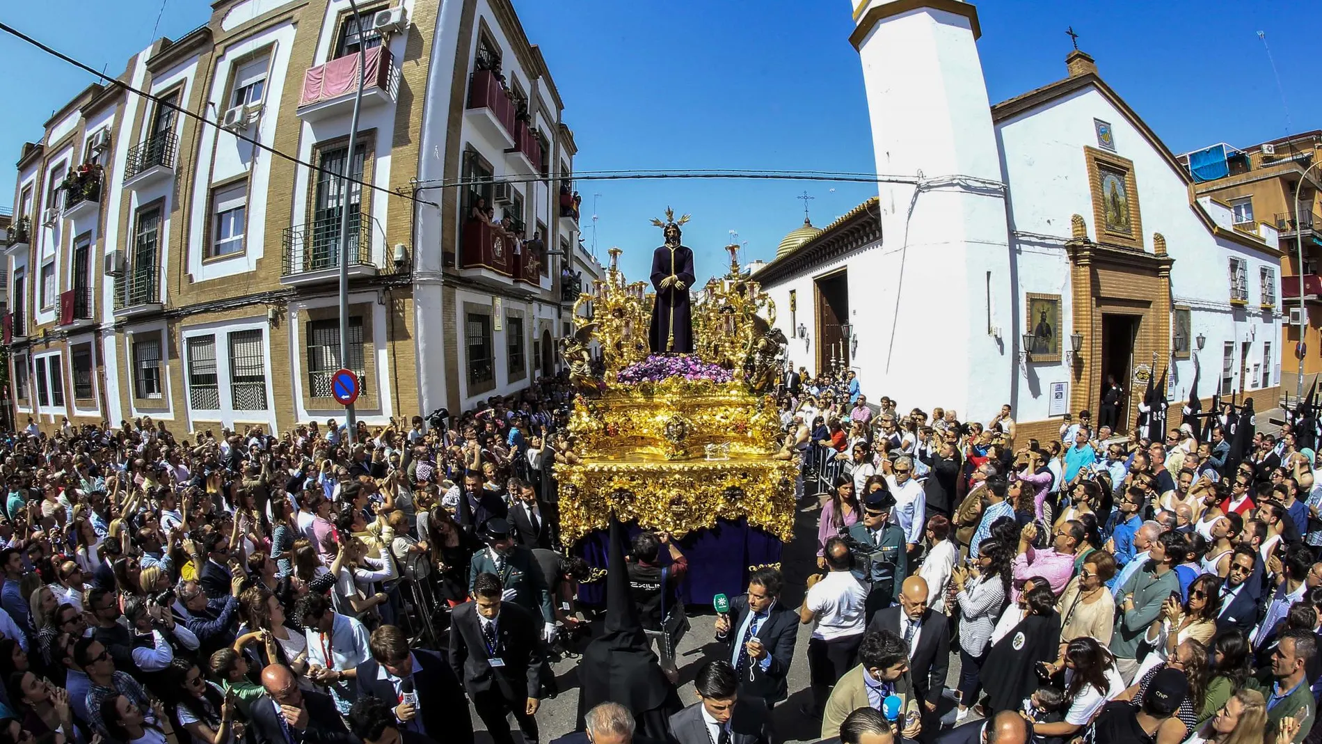 Málaga vibra con el Cautivo y Sevilla se echa a la calle en una jornada plena de sol