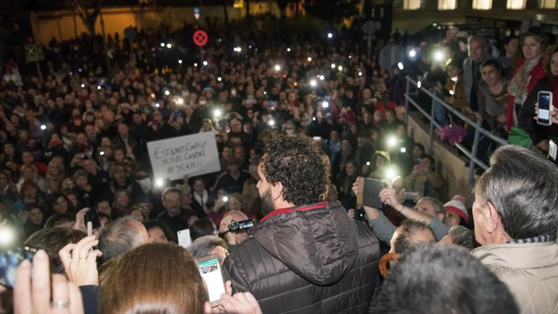 Jesús Candel «Spíriman» se dirige a los manifestantes el pasado día 1 tras reunirse con el consejero de Salud, Aquilino Alonso