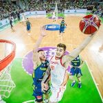 Juancho Hernangómez intenta anotar un mate con la mano izquierda