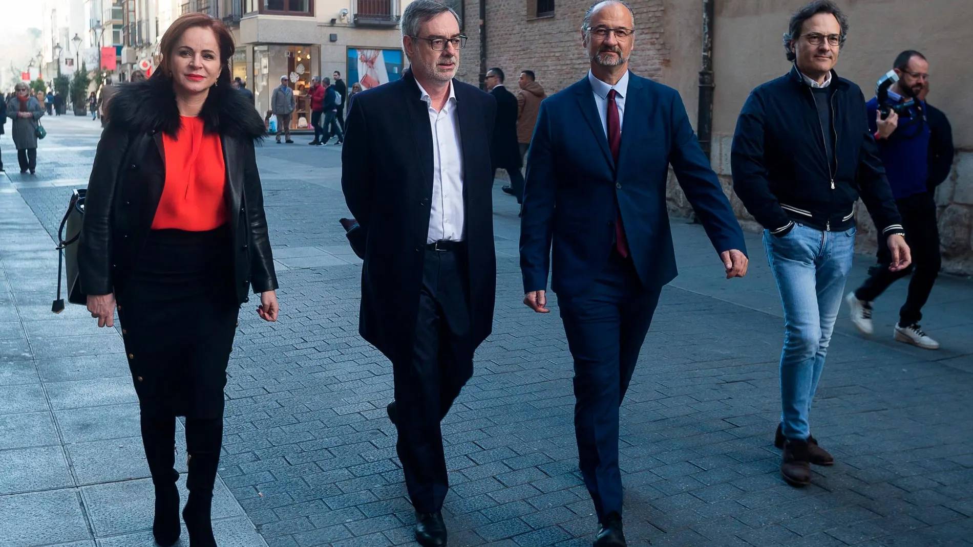 El secretario general de Ciudadanos, José Manuel Villegas, Luis Fuentes y Miguel Ángel Gonzalez dan la bienvenida a su nueva «casa» a Silvia Clemente