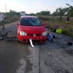 Imagen de un coche tras haber arrollado a un pelotón de ciclistas