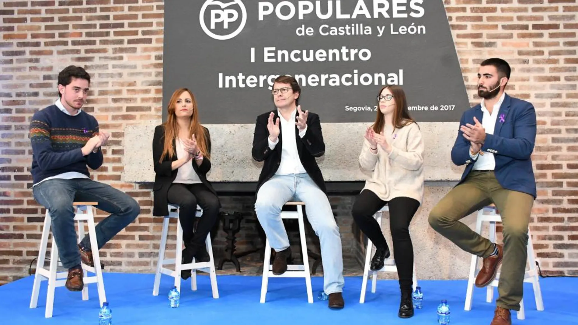 Fernández Mañueco contesta a las preguntas de los jóvenes participantes en el encuentro intergeneracional del PP