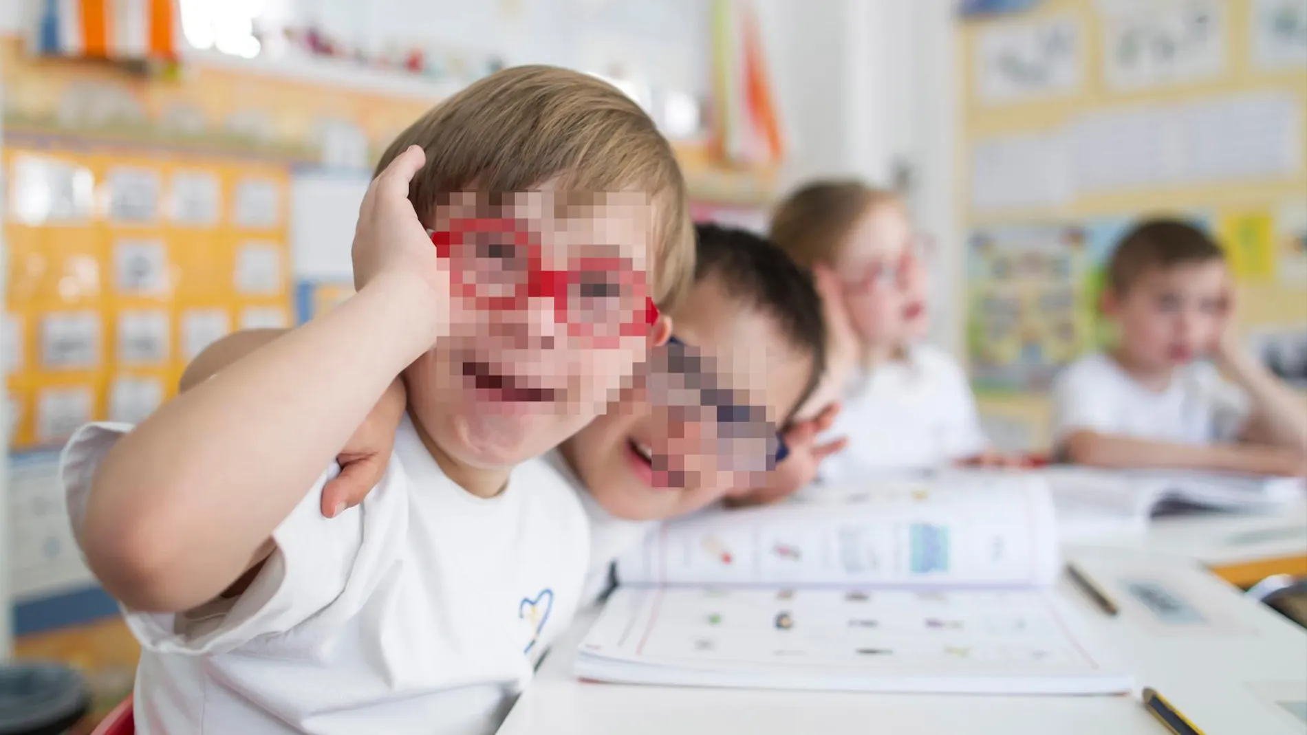 Dos niños con Síndrome de Down en una escuela