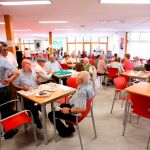 Decenas de jubilados se reúnen en el Centro de Mayores de Las Delicias (Valladolid)