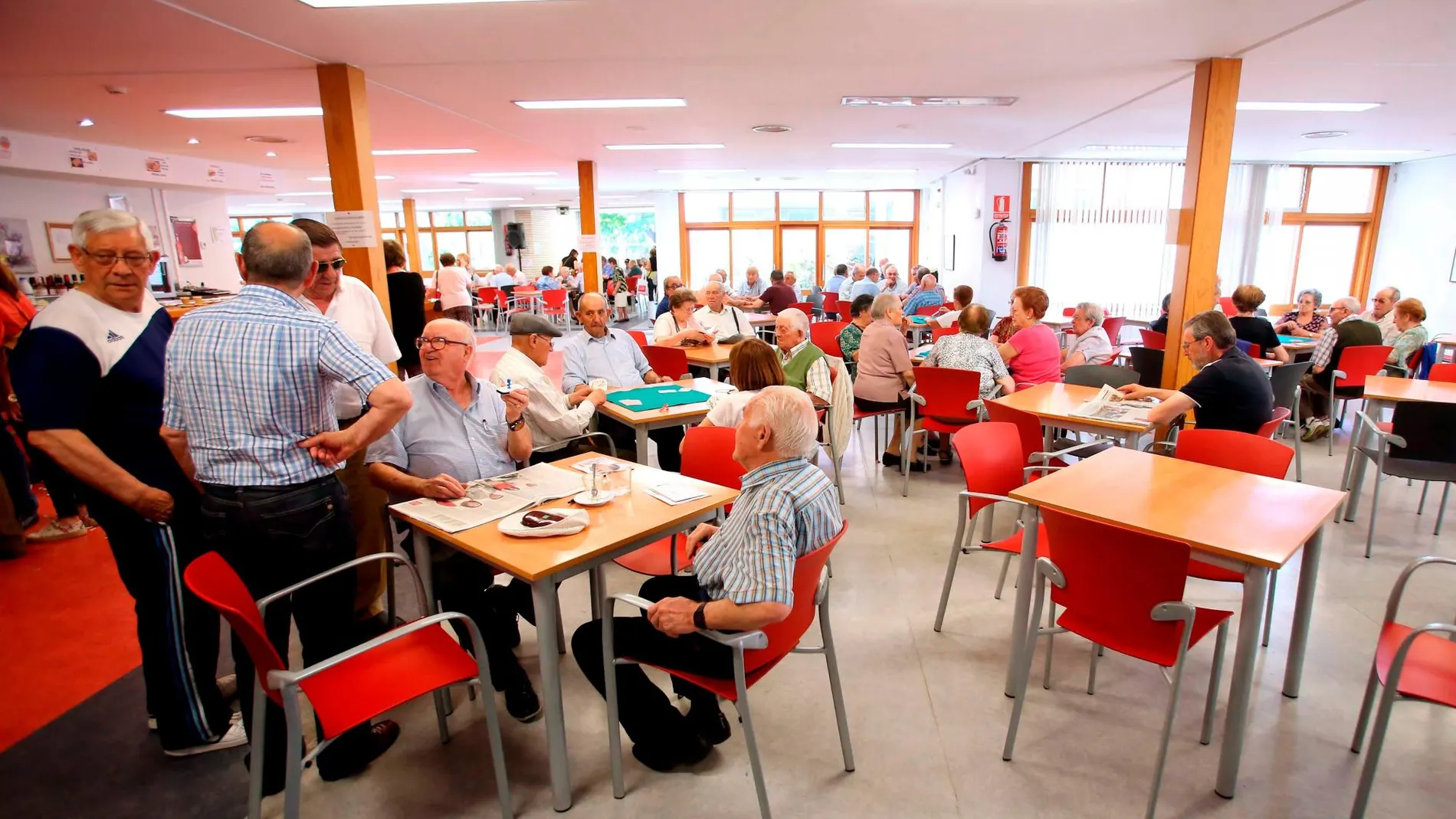 Decenas de jubilados se reúnen en el Centro de Mayores de Las Delicias (Valladolid)
