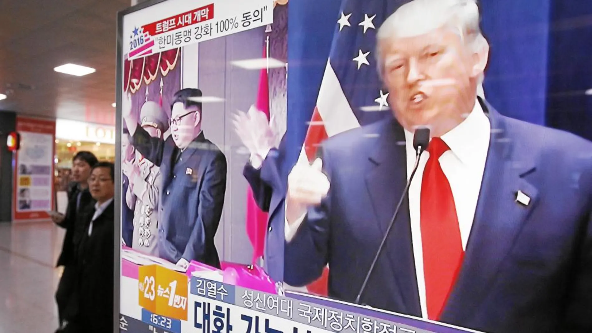 Un televisor con las imágenes de Trump y el líder norcoreano, Kim Jong Un, en el metro de Seúl