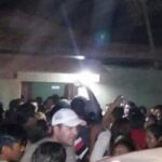 Un grupo de personas entra en la comisaría para linchar al presunto violador