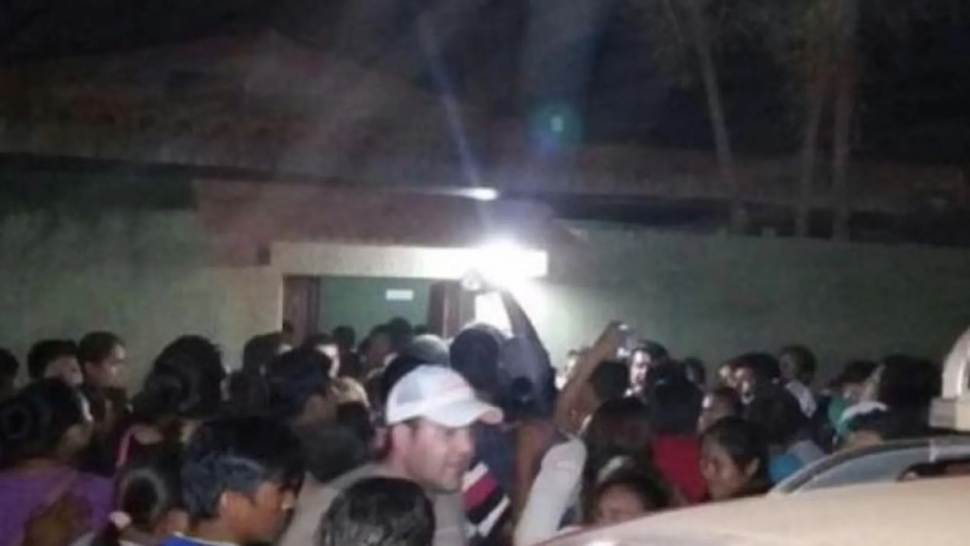 Un grupo de personas entra en la comisaría para linchar al presunto violador