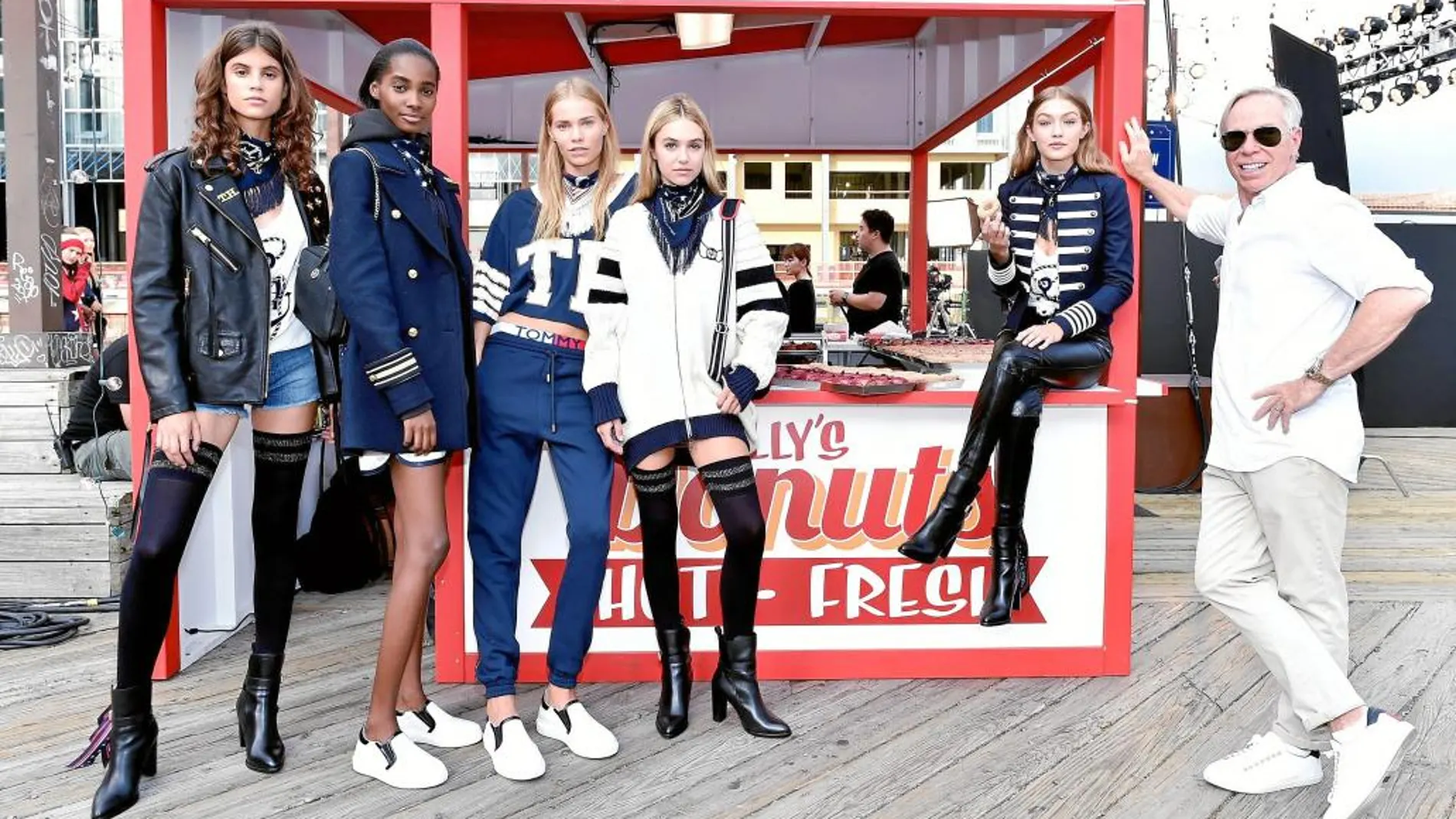 De derecha a izquierda, Tommy Hilfiger junto a Gigi Hadid y el resto de modelos vistiendo su nueva colección