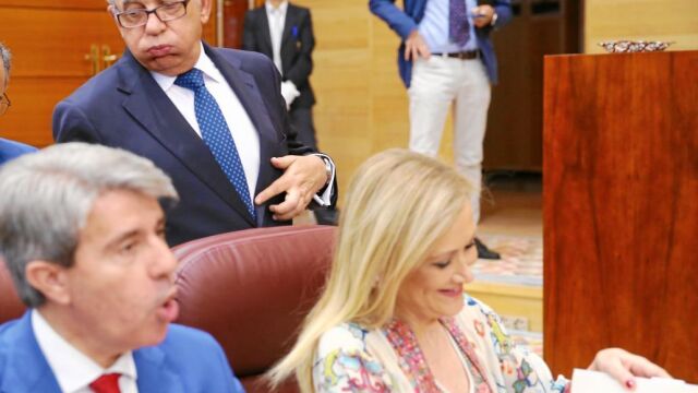 Cifuentes, en su escaño en la Asamblea de Madrid, junto al portavoz del Gobierno, Ángel Garrido, y, detrás, Sánchez Martos en el día de su reprobación