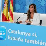 Sánchez-Camacho, ayer, durante la rueda de prensa que protagonizó en la sede del PP catalán