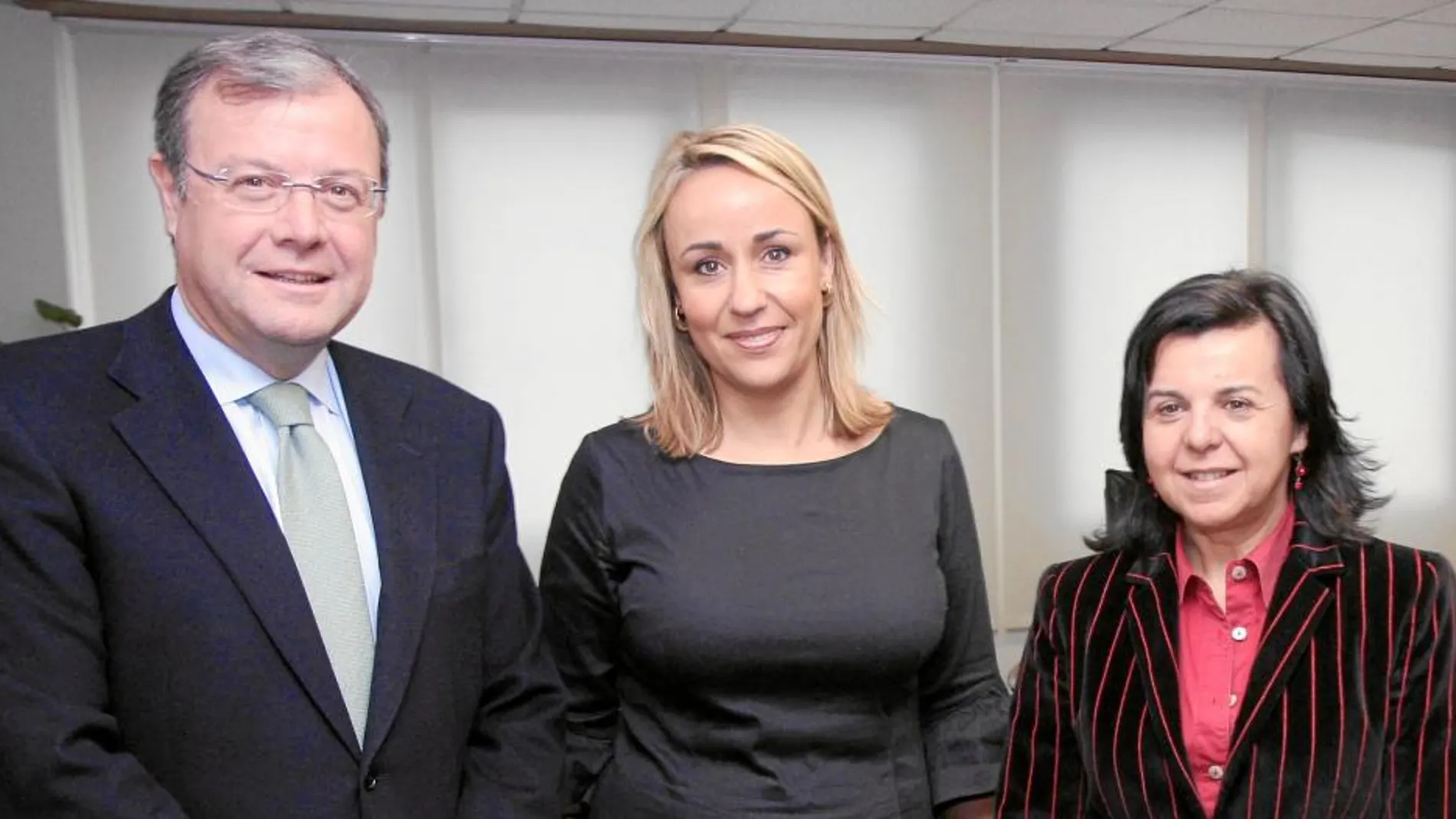 Antonio Silván, junto a sus homólogas en Asturias, María Jesús Álvarez(D), y Cantabria, Blanca Martínez Gómez