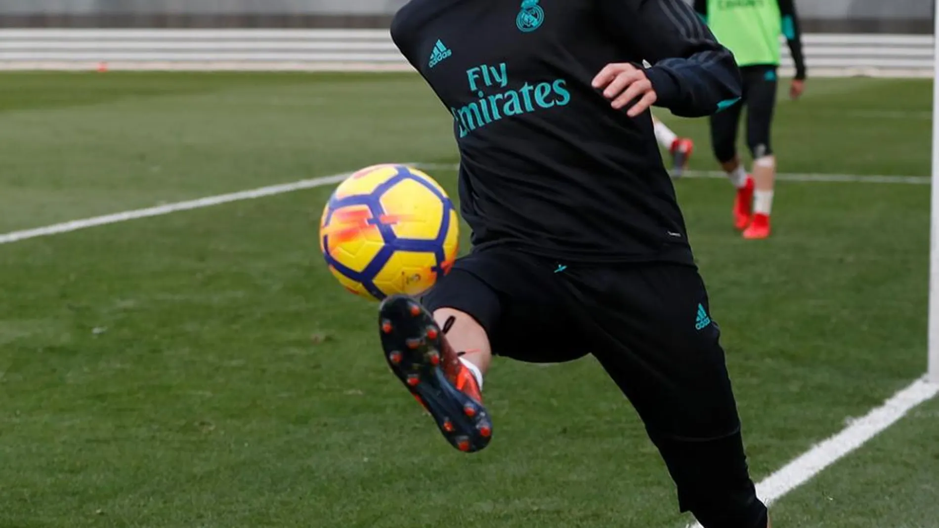 Benzema se ha preparado durante dos semanas en Valdebebas con tranquilidad, con el objetivo de repetir, en el estreno en el Wanda, la jugada que hizo en la despedida del Vicente Calderón