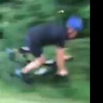 Imagen del ciclista tras ser empujado