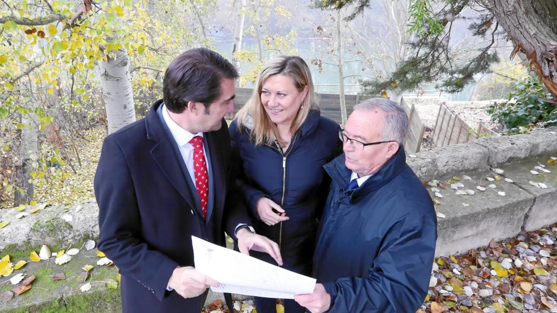 Suárez-Quiñones y Pilar del Olmo conversan con el alcalde de Vabuena José Augusto Rodríguez, tras firmar el acuerdo
