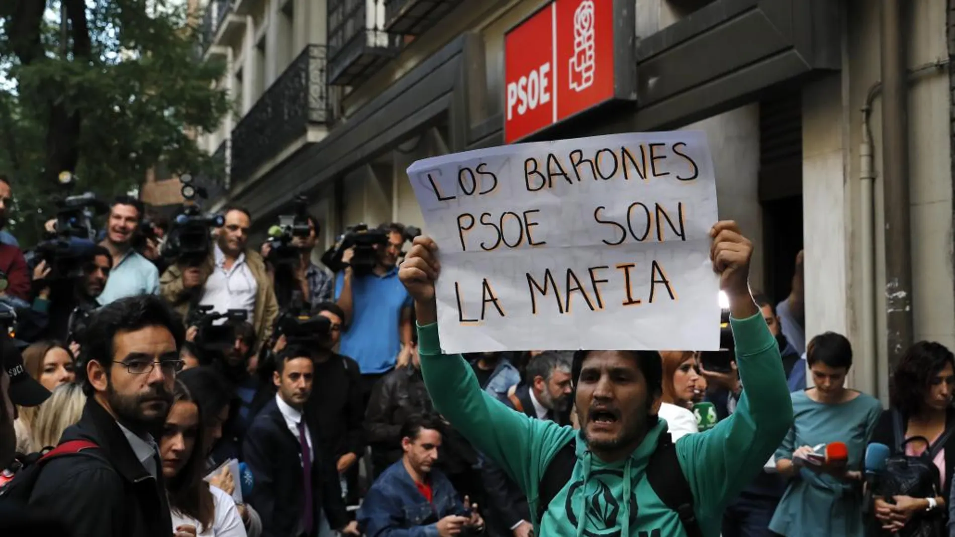 La calle Ferraz, cortada