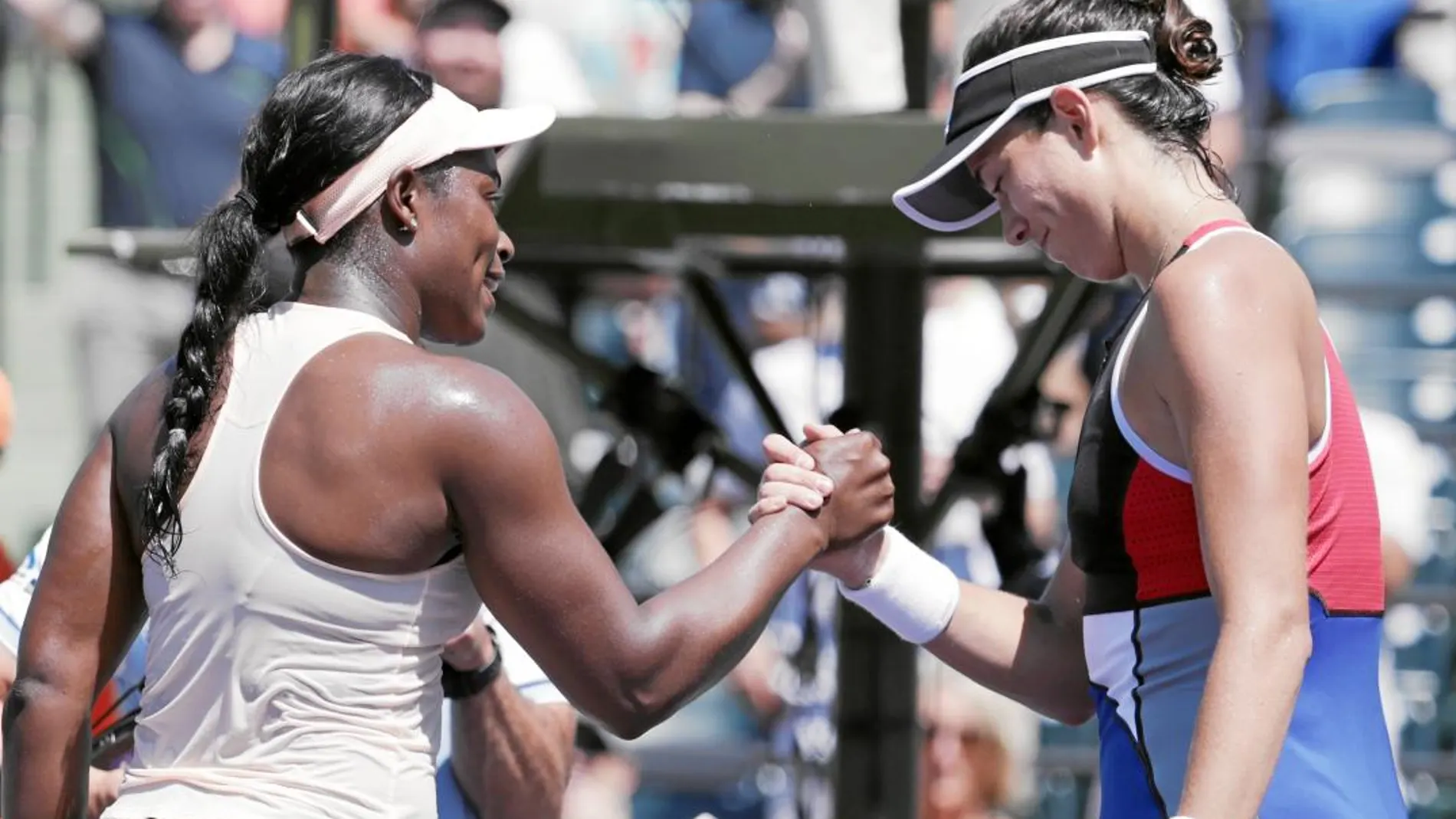 Garbiñe Muguruza saluda a la estadounidense Stephens después de caer en los octavos de Miami