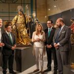 La presidenta de la Junta, Susana Díaz, en el centro, rodeada de otros cargos públicos (Foto: Efe)