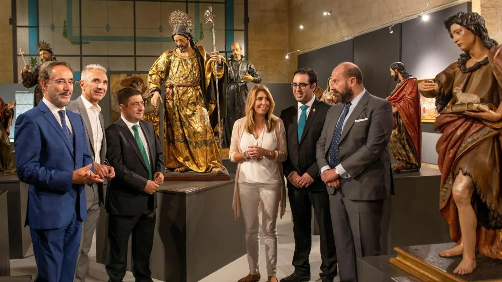 La presidenta de la Junta, Susana Díaz, en el centro, rodeada de otros cargos públicos (Foto: Efe)