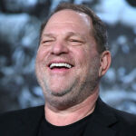 Harvey Weinstein riéndose en un evento en Estados Unidos.