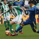 Antonio Sanabria, del Real Betis marca el segundo gol para su equipo ante la oposicion Sebastián Roncaglia,, del Ceeelta de Vigo