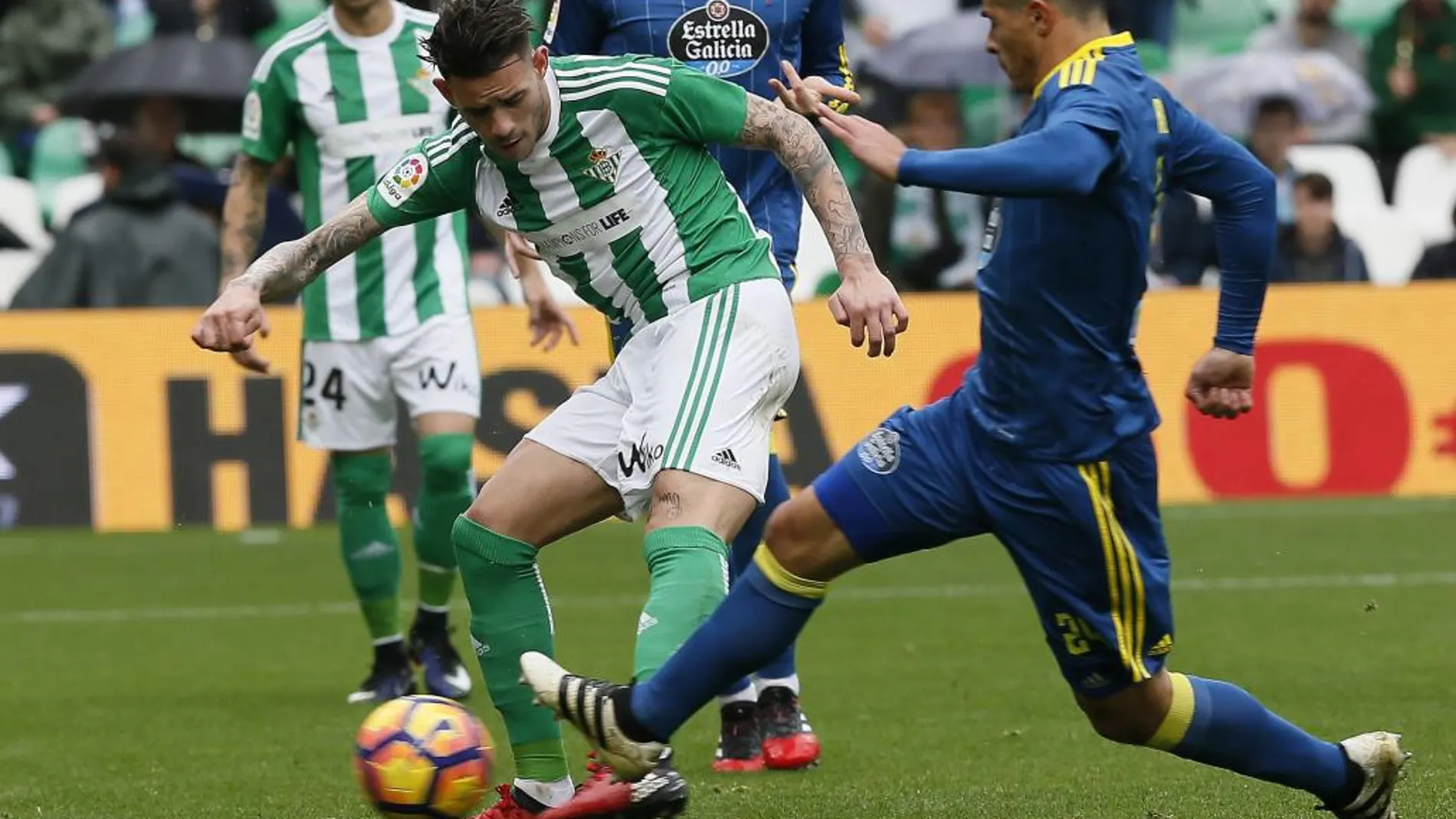 Antonio Sanabria, del Real Betis marca el segundo gol para su equipo ante la oposicion Sebastián Roncaglia,, del Ceeelta de Vigo