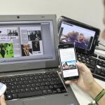 Los expertos recomiendan alejar el móvil de la mesa de trabajo para rendir más