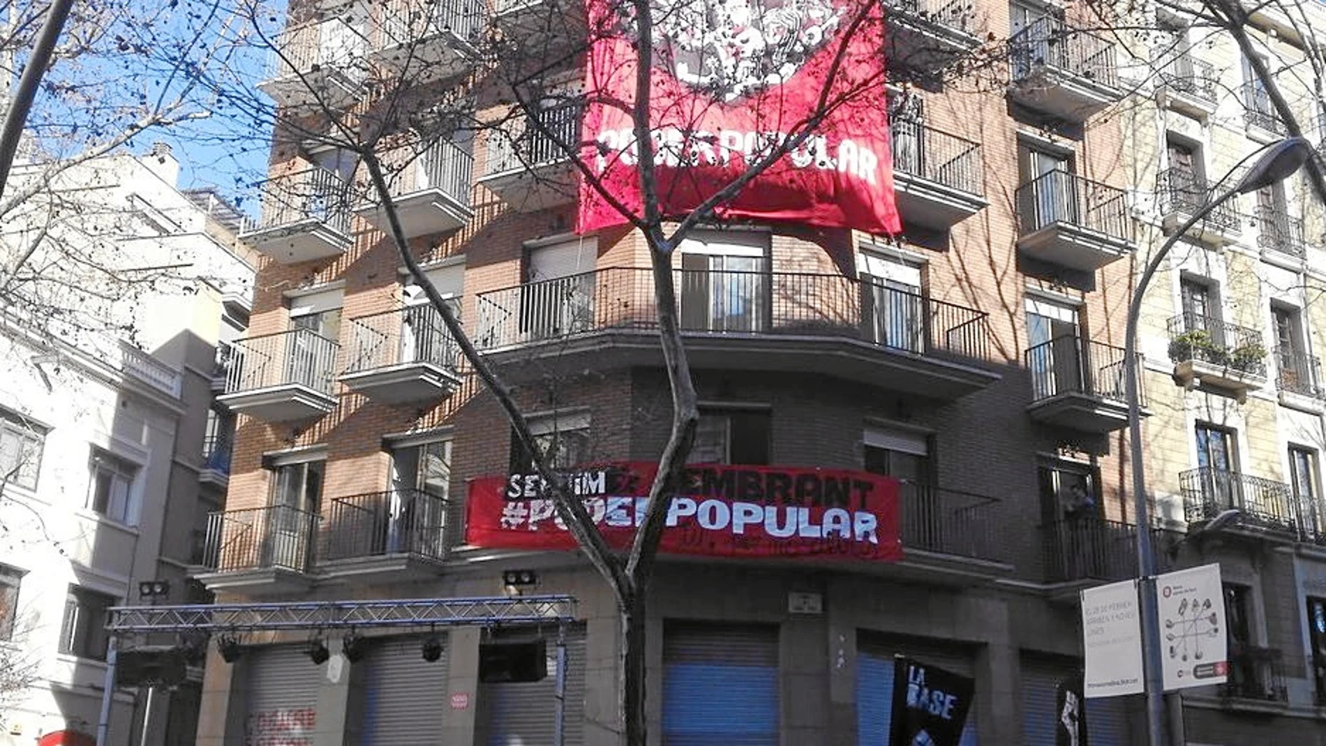 La Rimaia está ubicado en la ronda Sant Pau en la frontera del Raval con Sant Antoni.