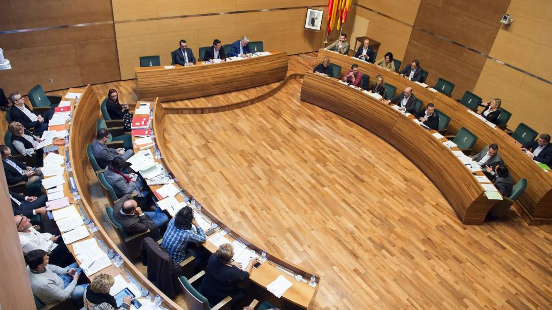 La Diputación aprobó ayer la creación de cuarenta nuevas plazas de «jefes»