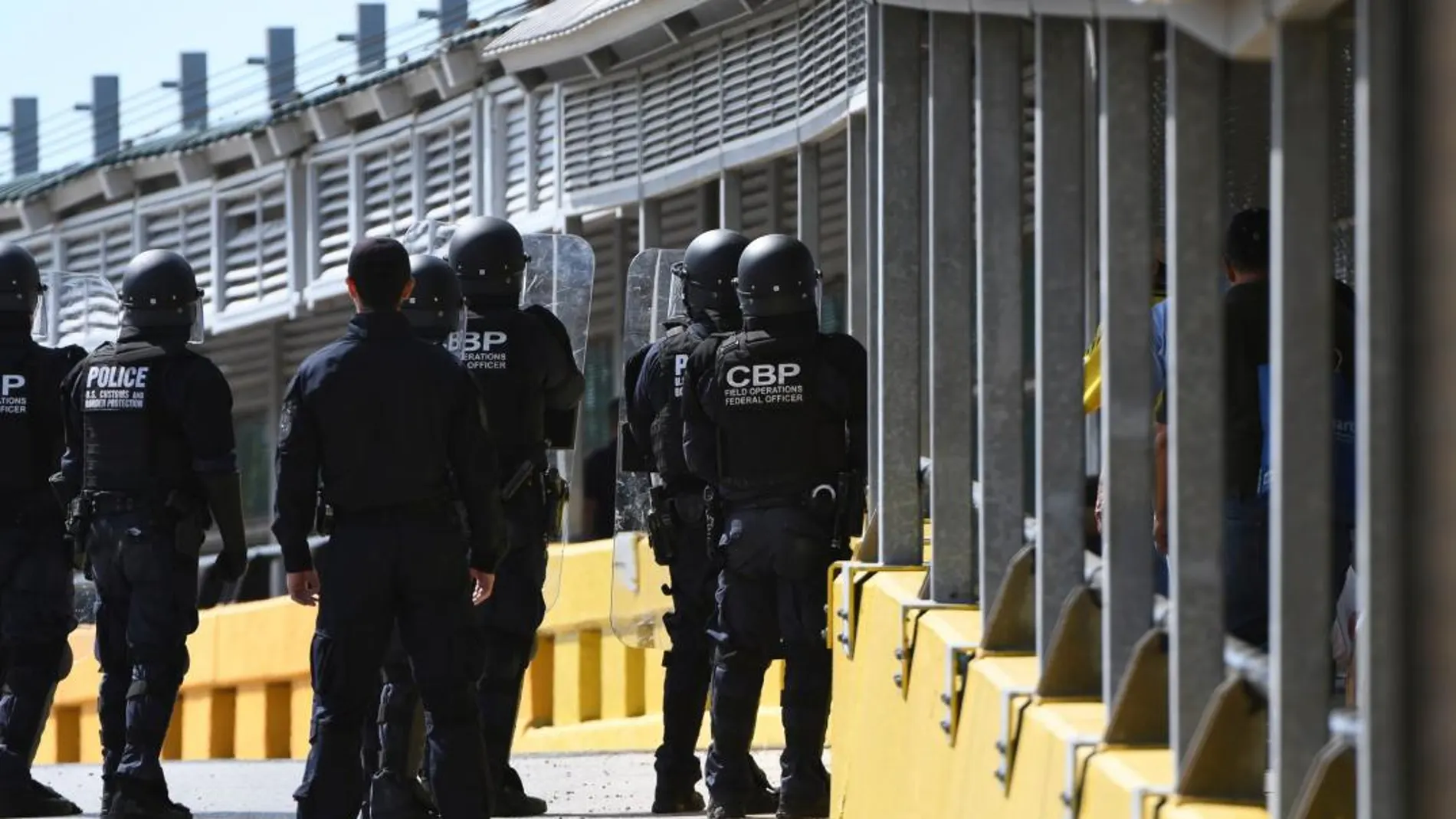 Agentes junto a la frontera de México con Estados Unidos en Matamoros. (Jason Hoekema/The Brownsville Herald via AP)