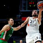 El base del Real Madrid Sergio Llull (d) supera al pivot alemán del Kirolbet Baskonia Johannes Voigtmann/Foto: Efe