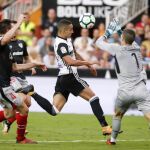 El delantero del Valencia, Rodrigo Moreno, controla el balón en presencia del portero del Athletic, Kepa Arrizabalaga