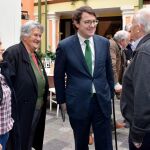 El presidente del PP, Alfonso Fernandez Mañueco, conversa con varios alcaldes y afiliados al partido en Salamanca