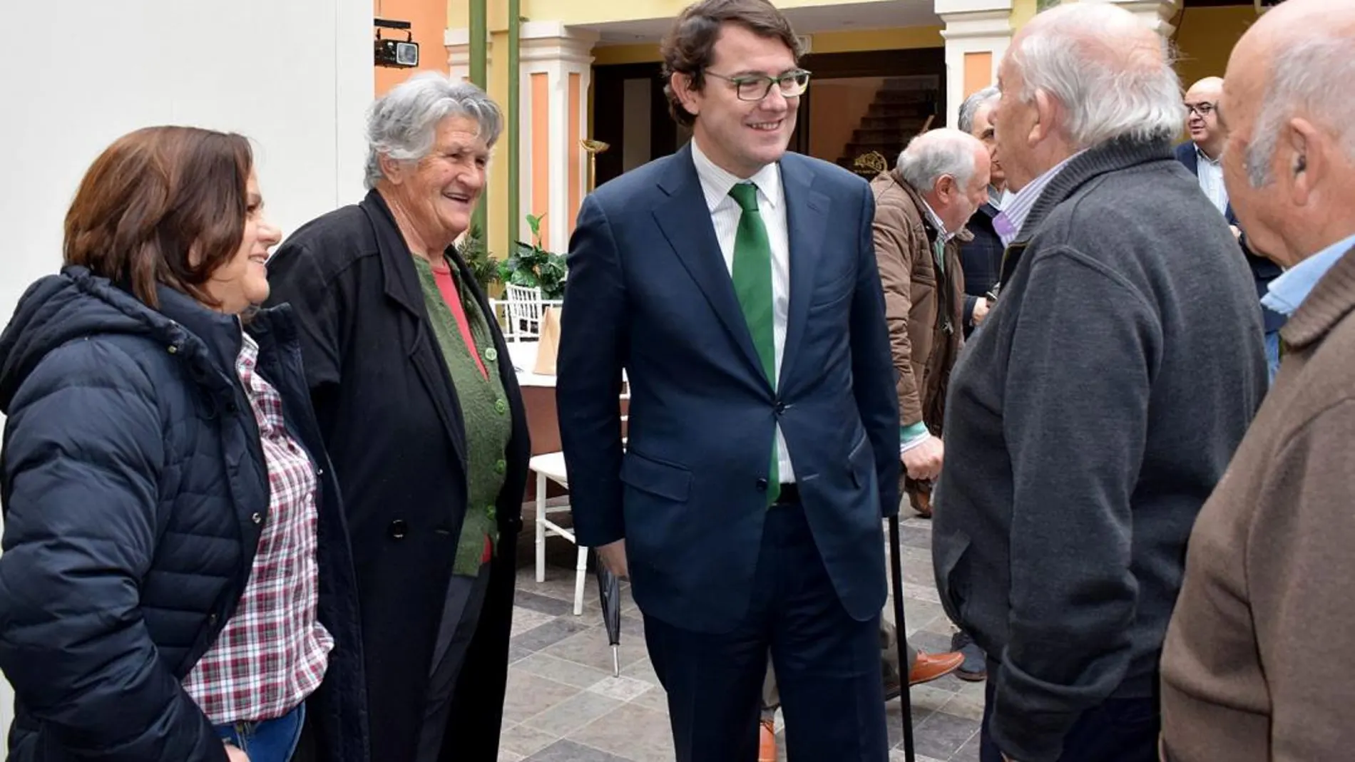 El presidente del PP, Alfonso Fernandez Mañueco, conversa con varios alcaldes y afiliados al partido en Salamanca