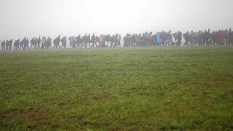 Hacia el dorado europeo. Un coche de la Policía alemana guía a centenares de refugiados tras cruzar la frontera con Austria en octubre de 2015