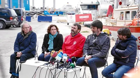 El fundador y director de Proactiva Open Arms, Òscar Camps, junto Colau, el jugador de básquet Villacampa, Évole y Serrat, frente al barco que tienen amarrado en Barcelona, desde donde pidió la liberación de su barco en Italia