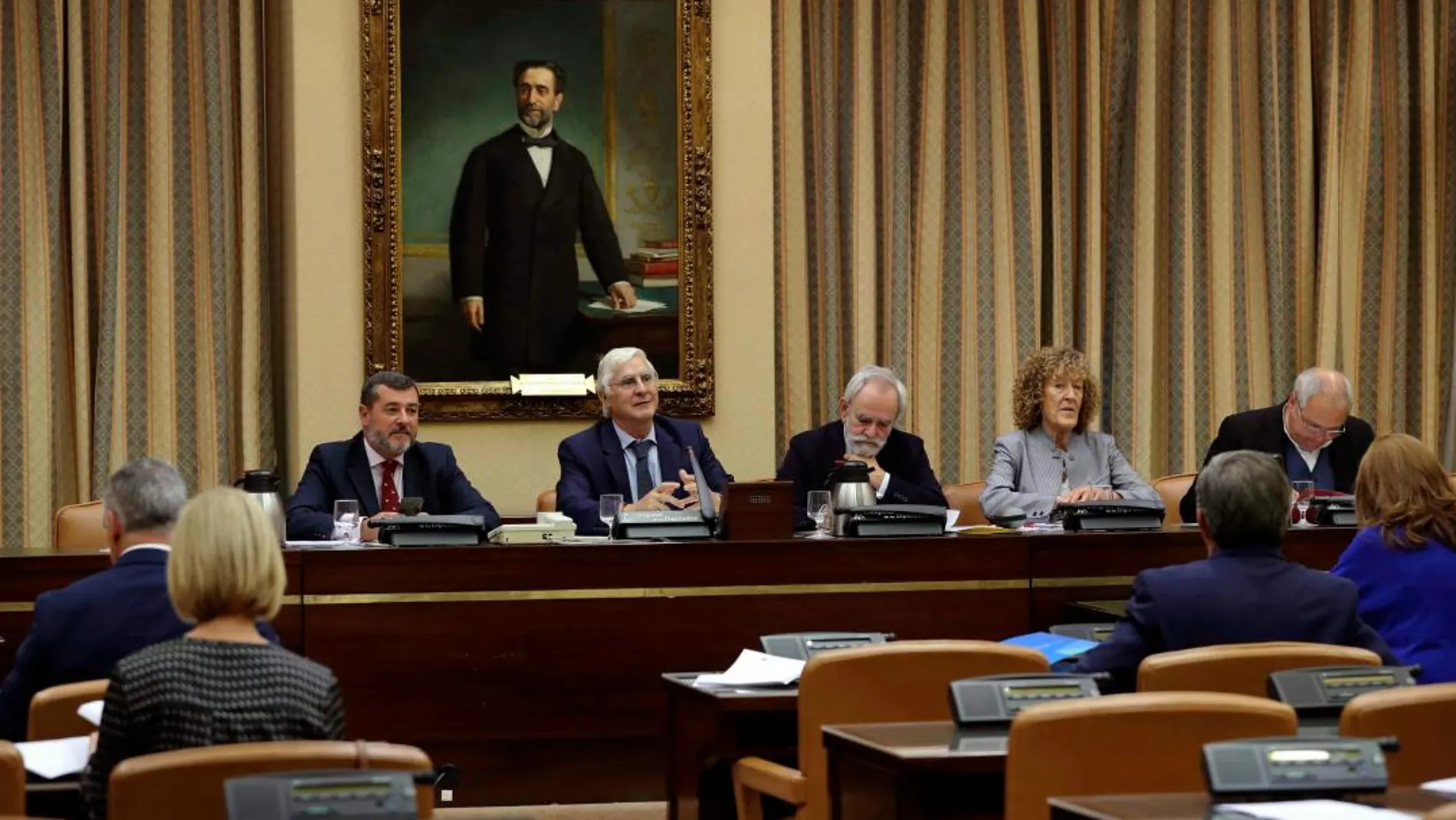 El diputado socialista José María Barreda (2i), preside la Comisión de Defensa del Congreso. EFE/Ballesteros