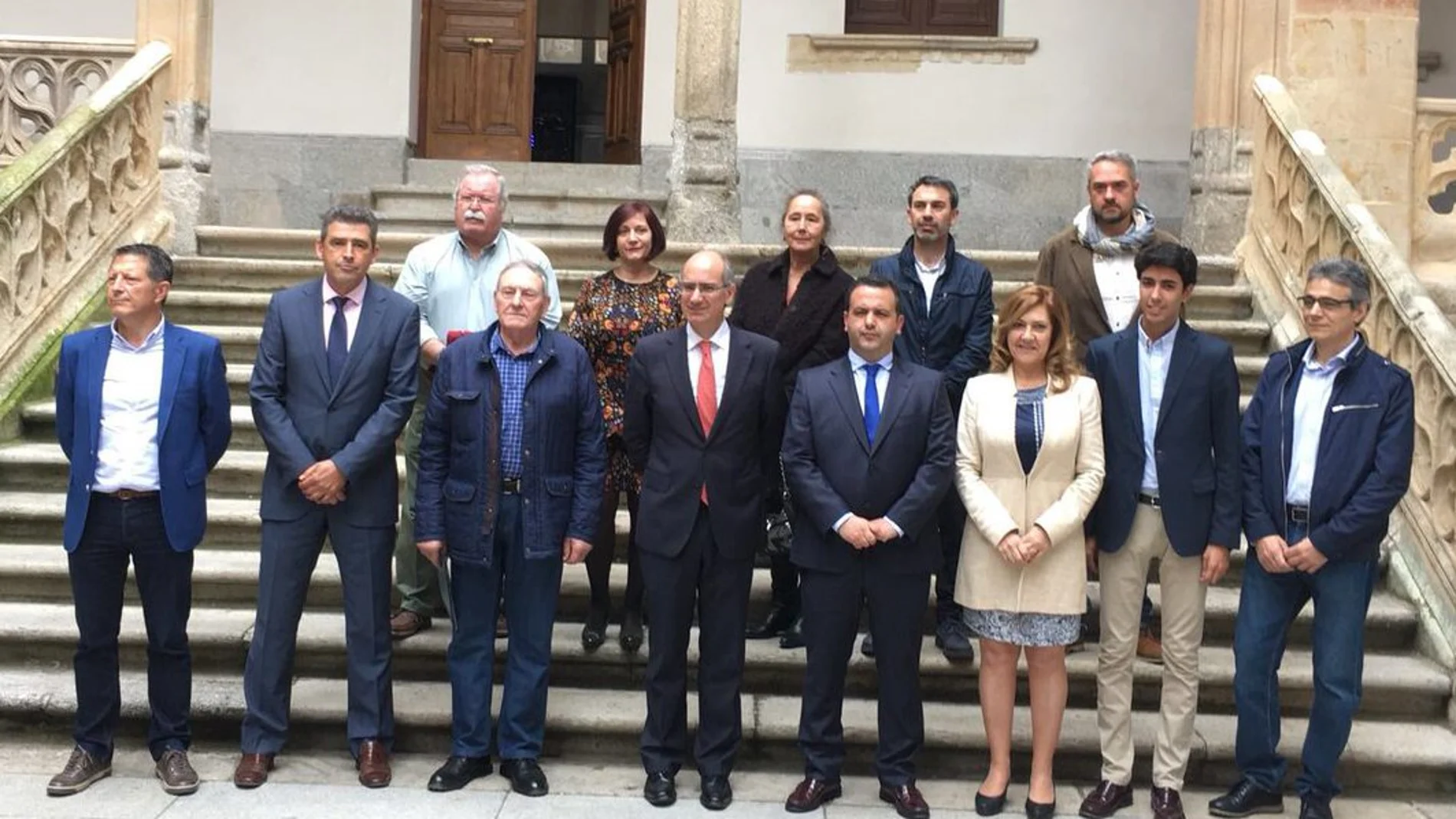 El presidente de la Diputación de Salamanca, Javier Iglesias, junto a los doce alcaldes de los municipios que participan en esta iniciativa /Dip. Salamanca