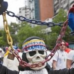 Un ciudadano opositor se manifesta el 1 de mayo contra el Gobierno de Nicolás Maduro