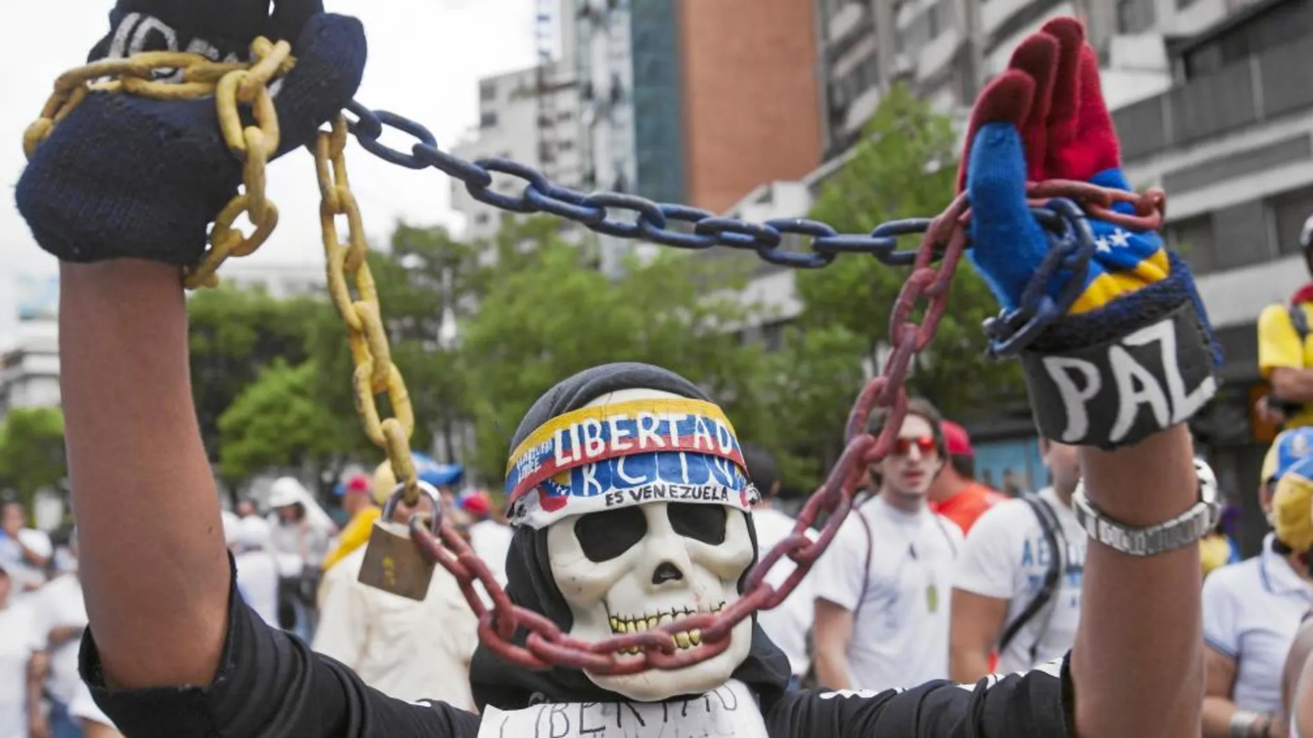 Un ciudadano opositor se manifesta el 1 de mayo contra el Gobierno de Nicolás Maduro