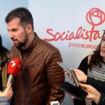 Luis Tudanca atiende a la prensa acompañado por las dirigentes socialistas del PSOE de Burgos, Silvia Adrián y Estrella Paredes