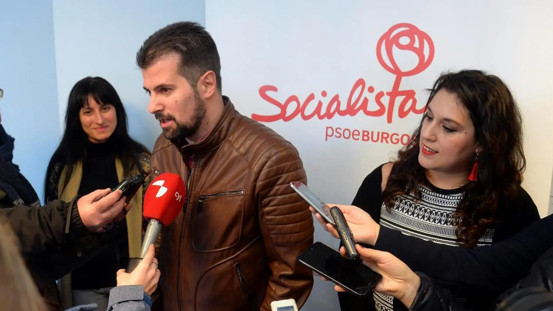 Luis Tudanca atiende a la prensa acompañado por las dirigentes socialistas del PSOE de Burgos, Silvia Adrián y Estrella Paredes