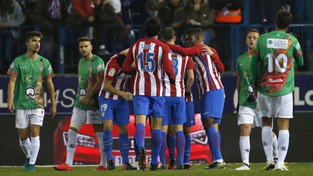 Los jugadores del Atlético de Madrid celebran el gol marcado por su compañero, el argentino Osvaldo Nicolás Fabián Gaitán ante el CD Guijuelo