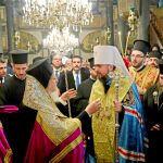 El patriarca constantinopolitano Bartolomé I saluda a su homólogo ucraniano, Epifanio, en la catedral de San Jorge de Estambul