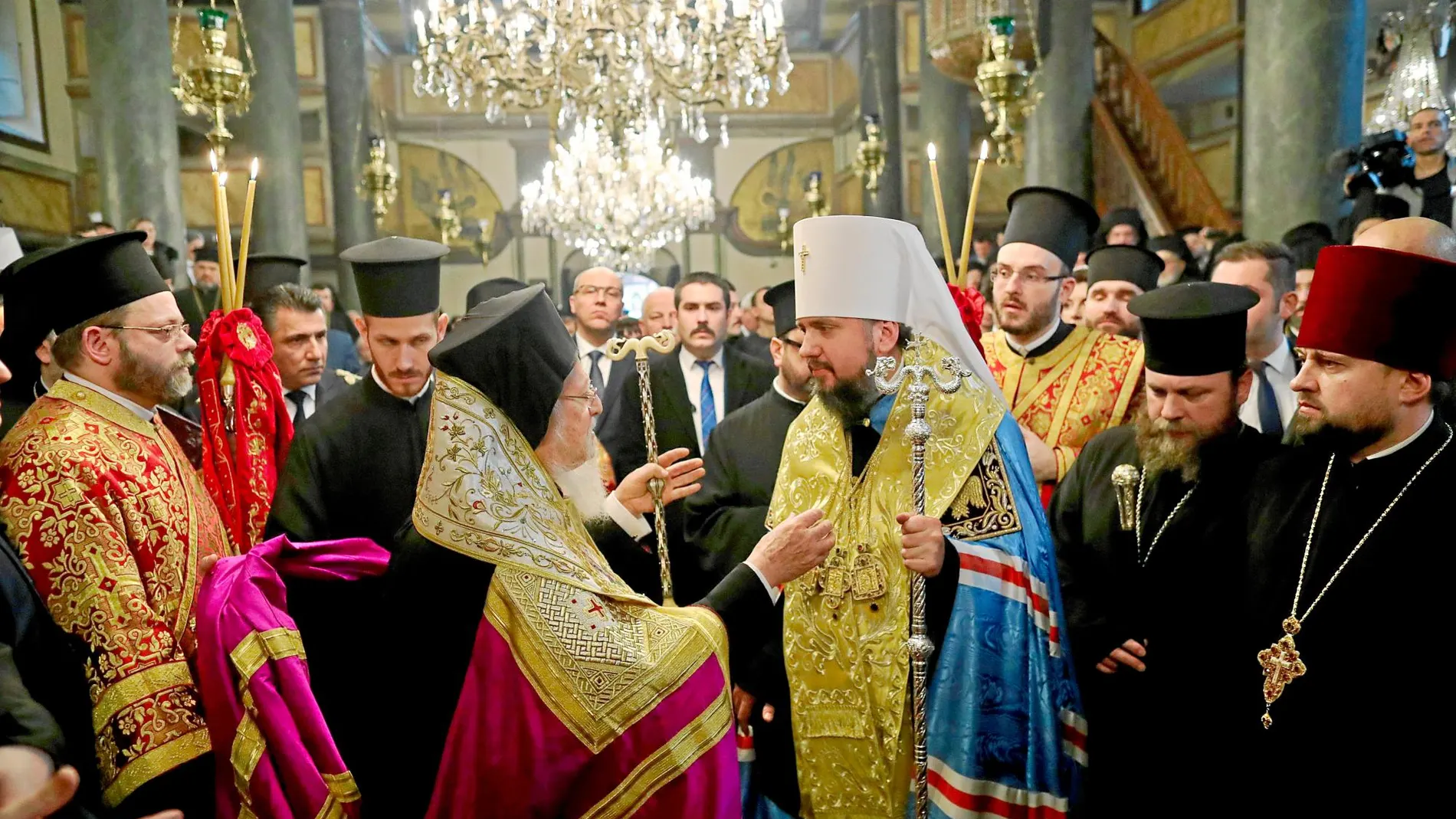 El patriarca constantinopolitano Bartolomé I saluda a su homólogo ucraniano, Epifanio, en la catedral de San Jorge de Estambul