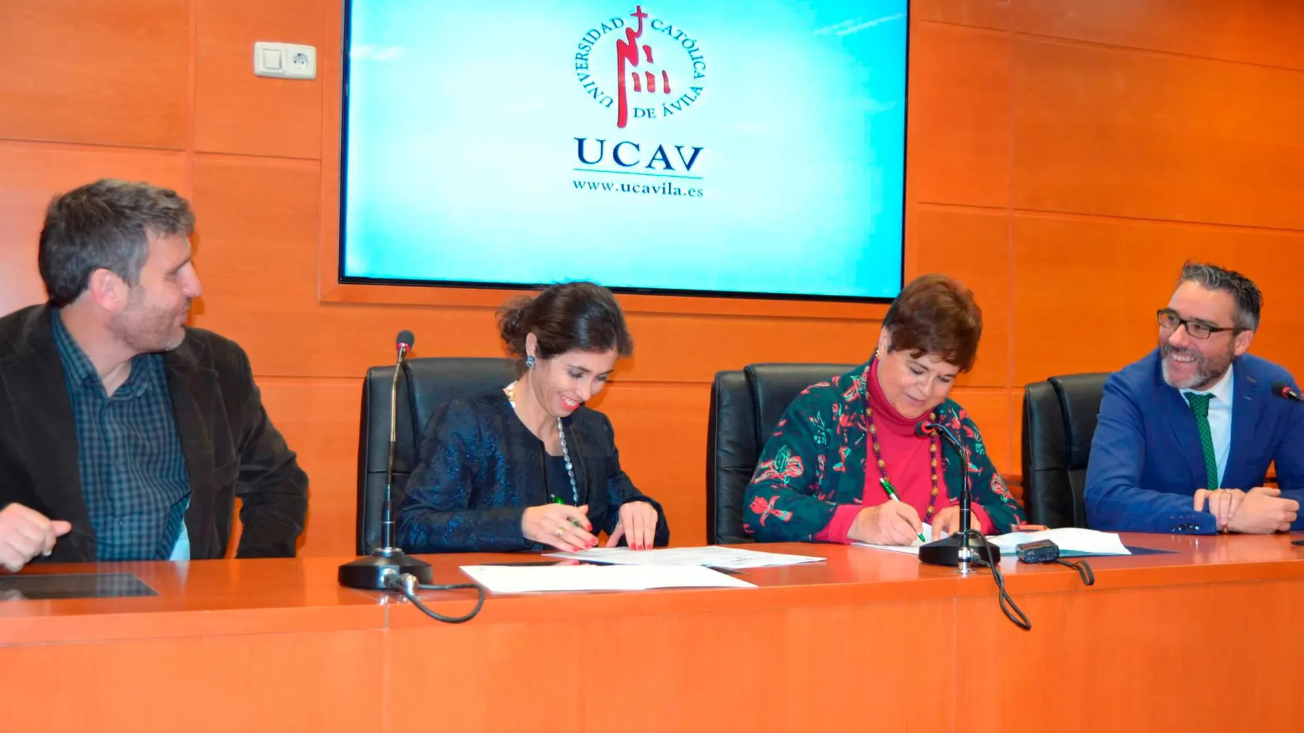 La rectora María del Rosario Sáez Yugüero firma el acuerdo con la presidenta de Avilagro, Isabel López, en presencia de Ricardo Reier y José Carlos Álvarez
